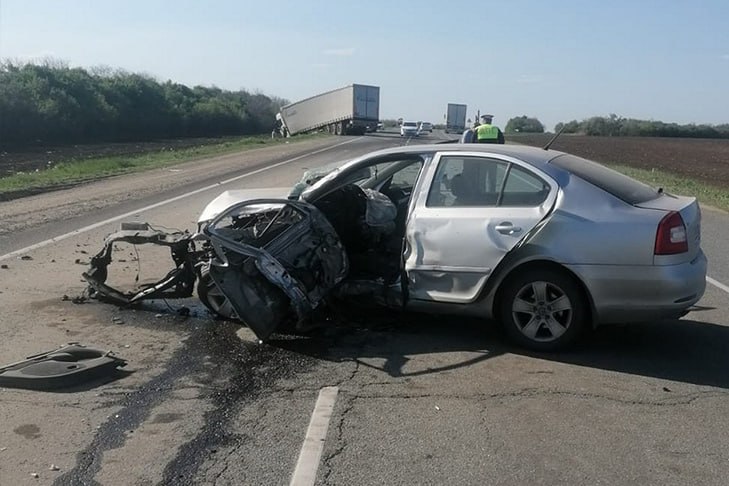 Под Волгоградом на трассе Р-22 «Каспий» стукнулись фура и два легковых автомобиля 4 мая в Новоаннинском районе Волгоградской области произошло массовое ДТП. Как сообщает ИА «Высота 102», на участке трассы Р-22 «Каспий» вблизи Панфиловского сельского поселения столкнулись фура и два легковых автомобиля. - В 15:20 на 748 км ФАД Р-22 «Каспий» произошло столкновение автомобилей Skoda Octavia, Foton Auman, Mercedes-Benz Actros с полуприцепом, - рассказали журналистам в пресс-службе ГУ МВД России по Волгоградской области. Судя по опубликованным с места событий кадрам, основной удар пришёлся на автомобиль Skoda. Иномарка получила серьёзные повреждения. Передняя часть машины оказалась искорёжена до неузнаваемости, в салоне сработали подушки безопасности. Подробнее