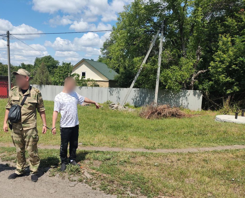 В Буденновском районе Донецка правоохранители задержали грабителя и вора   1 отделом  по расследованию преступлений на территории Буденновского района г. Донецка  СУ УМВД России «Донецкое» возбуждено уголовное дело в отношении 25-летнего мужчины за открытое хищение чужого имущества, совершенное с применением насилия, не опасного для жизни или здоровья, а также за совершение кражи.    Фигуранту грозит максимальное наказание в виде лишения свободы на срок до семи лет со штрафом в размере до десяти тысяч рублей.   В ходе следствия стражи правопорядка установили, что злоумышленник вблизи одного из многоквартирных домов увидел мужчину, державшего в руке мобильный телефон, и у него возник преступный план.     Фигурант попытался выхватить у потерпевшего телефон из рук, а когда тот стал сопротивляться – ударил жертву кулаком в лицо.  Получив желаемое, грабитель скрылся с места преступления.   Причиненный действиями преступника материальный ущерб составил около 5 тысяч рублей.     Также сотрудники следственных органов смогли установить причастность злоумышленника к совершению кражи. Провожая домой женщину 1977 г.р., фигурант увидел, что в ее портфеле лежит мобильный телефон.   Мужчина тайно похитил устройство и коробку от него, после чего скрылся с места преступления. Причиненный потерпевшей материальный ущерб составил около 4 тысяч рублей.    Следствием собрана достаточная доказательственная база, уголовное дело направлено в суд с утвержденным прокурором обвинительным заключением для рассмотрения по существу.    За совершение грабежа и кражи фигуранту грозит максимальное наказание в виде лишения свободы на срок до семи лет со штрафом в размере до десяти тысяч рублей.