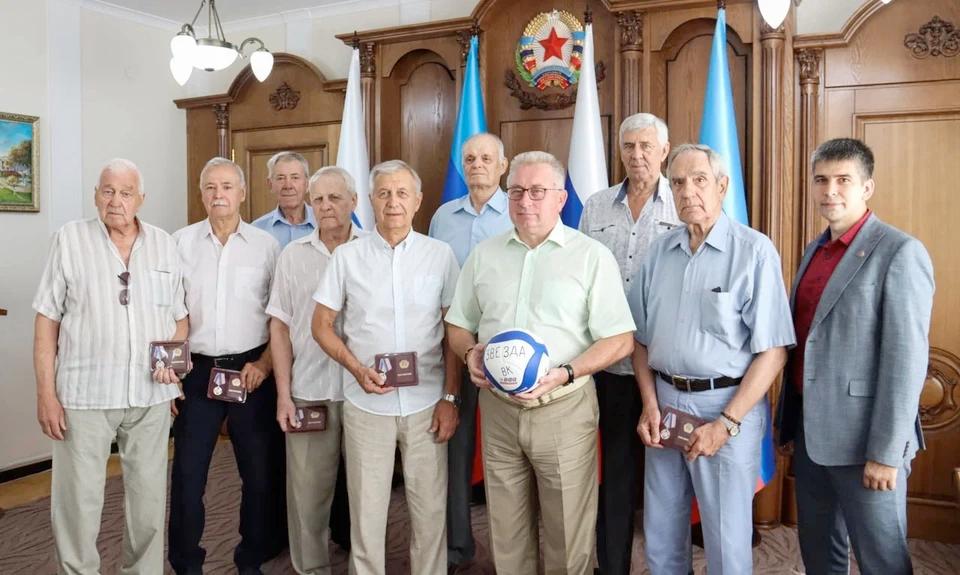 В Луганске вручили награды легендарным волейболистам «Звезды»    В преддверии годовщины со дня основания знаменитой мужской волейбольной команды «Звезда», появившейся на свет в 1965 году в Луганске, состоялась церемония награждения её участников медалями «За заслуги» II степени.  По распоряжению главы ЛНР Леонида Пасечника награды спортсменам вручил заместитель руководителя Администрации главы ЛНР Олег Черноусов.  - «Звезда» – не просто команда, это символ спортивной славы Луганщины, целая эпоха в истории советского и европейского волейбола, - подчеркнул он.