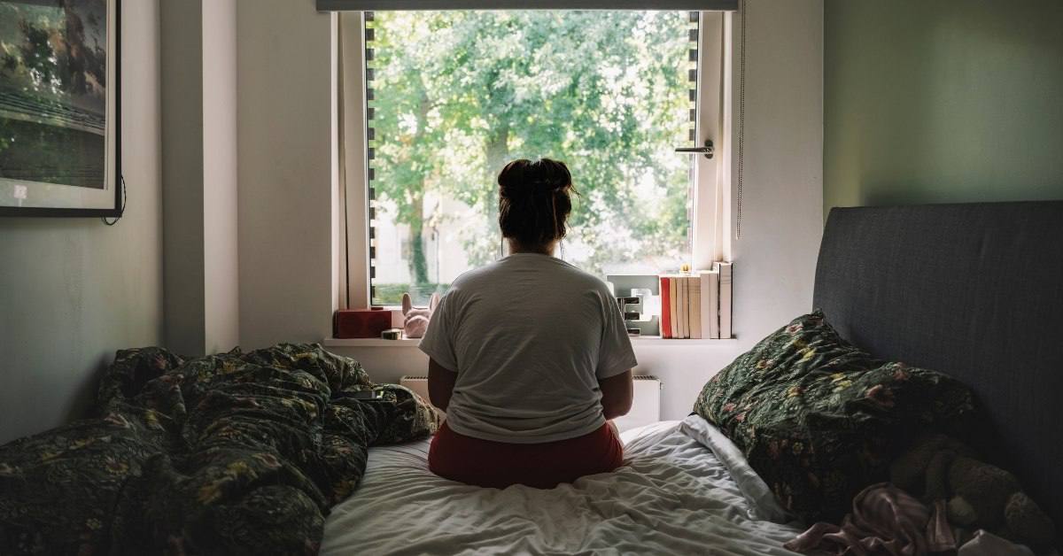 Американские врачи заявили что американцы 93 своего времени проводят дома залипая в гаджеты или телевизоры Это проводит к повышенной тревожности и проблемам с психикой Чтобы избавиться от такого цифрового ожирения необходимо выбираться на улицу Потрогайте траву