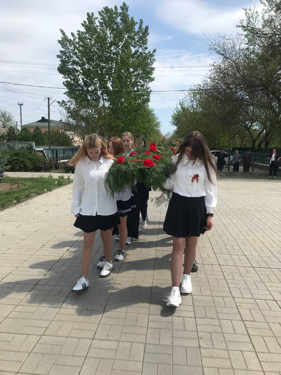 В Тавричанской школе ученики активно готовятся к празднованию Дня Победы Ребята-волонтеры сплели гирлянду и возложили ее к мемориалу, посвящённому Великой Отечественной войне. Это мероприятие символизирует память о героях, отдавших свои жизни за мирное небо над головой. Школьники с энтузиазмом подошли к делу, понимая значимость своего участия в праздновании и выражении благодарности ветеранам. #КаховкаМолодая #Мероприятия