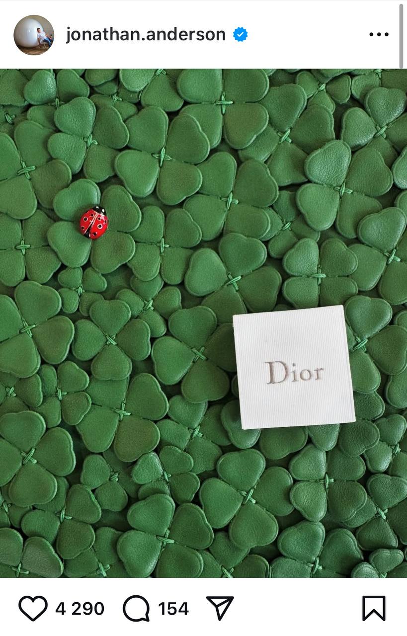 Джонатану Андерсону отдали весь Dior, кроме ювелирки: и мужскую, и женскую линейки. И кутюр. Уже официально. Таким постом дизайнер поделился в соцсетях. Можно ли тут искать какие-то подсказки? Например, симбиоз садово-огородной темы и искусства - и то, и другое горячо любил Кристиан Диор. И страстно увлечен Джонатан. Дельфина Арно, которая в данный момент является исполнительным директором модного дома, назвала это назначение беспрецедентным случаем: в одних руках теперь весь Dior. «Мы считаем его самым талантливым дизайнером своего поколения», - сказала Делфина за всю семью Арно. В свою очередь господин Арно, сказал, что «это будет революция», отвечая на вопрос журналиста о грядущей смене эстетики бренда, добавив: «Это будет сюрпризом для вас, для меня, для всех нас!". Дебют мужской коллекции состоится 27 июня, женской в октябре на неделе моды в Париже. Вишлист