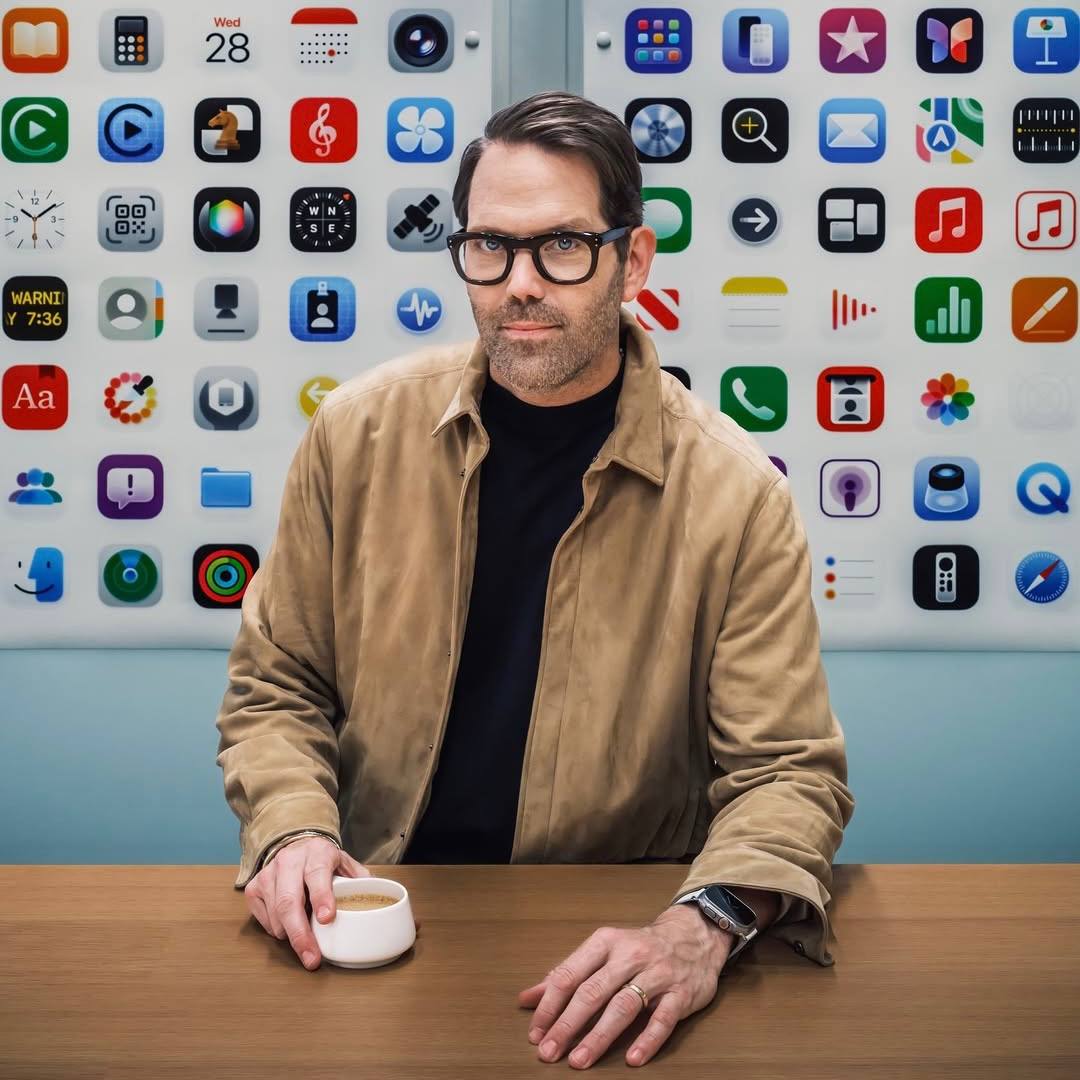 Глава отдела UI дизайна Apple Алан Дай покидает компанию и переходит в Meta Дай возглавил команду пользовательского интерфейса Apple в 2015 году когда бывший дизайнер Apple Джони Айв перешел на специальную должность Chief Design Officer Дай работал в Apple с 2006 года когда присоединился к команде маркетинга и коммуникаций в качестве креативного директора В 2012 году он перешёл в команду пользовательского интерфейса Джони Айва чтобы работать над iOS 7 а затем принимал участие в разработке последующих версий iOS iPadOS macOS watchOS и visionOS В последнее время он помогал создавать интерфейс Vision Pro и курировал внедрение обновлённого дизайна Liquid Glass Apple планирует заменить Дая Стивеном Лемеем дизайнером который работает в Apple более 25 лет В заявлении для Bloomberg генеральный директор Apple Тим Кук отметил Стив Лемей сыграл ключевую роль в создании каждого крупного интерфейса Apple с 1999 года Он всегда задавал невероятно высокий стандарт качества и воплощает культуру сотрудничества и творчества присущую Apple Дизайн фундаментальная часть нашей сущности в Apple и сегодня у нас есть выдающаяся команда дизайнеров работающая над самой инновационной продуктовой линейкой в нашей истории Дай присоединится к Meta в качестве директора по дизайну 31 декабря где поможет компании в расширении присутствия на рынке потребительской электроники Он возглавит новое дизайн подразделение курируя аппаратный и программный дизайн с акцентом на улучшении таких устройств как гарнитуры и очки Meta также нанимает ещё одного дизайнера Apple Билли Соррентино который последние 10 лет работал в команде дизайна пользовательского интерфейса Как и Дай Соррентино участвовал в редизайне Liquid Glass в iOS 26 Meta и их продукты признаны на территории России экстремистскими деятельность компании в стране запрещена