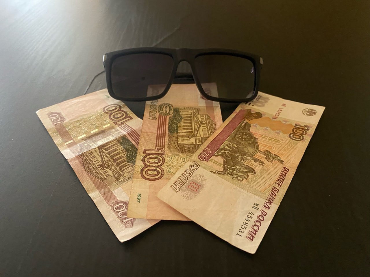 Пенсионер из Архангельска отдал более шести миллионов мошенникам, поверив их байкам В полицию Архангельска обратился 69-летний мужчина. Общаясь со стражами порядка, он рассказал, что 19 мая в мессенджере ему позвонил неизвестный. Представившись сотрудником энергетической компании, мужчина сообщил о необходимости замены счетчиков на более современные и попросил продиктовать код из входящего смс-сообщения. Заявитель выполнил просьбу звонившего и назвал цифры. Спустя некоторое время звонок раздался вновь. Теперь на связи оказался якобы представитель Роскомнадзора, который проинформировал пенсионера, что с помощью переданного кода мошенники получили доступ к его личным данным, размещенным на портале «Госуслуги». Затем к разговору присоединился лжеработник «Росфинмониторинга» и сообщил, что аферисты пытаются перечислить его сбережения одной из террористических организаций. Чтобы не допустить этого, мужчину убедили перевести деньги на «безопасный счет». Серьезность ситуации пенсионеру подтвердил «представитель правоохранительных органов». Поверив в реальность происходящего, мужчина с помощью присланной ссылки установил на телефон приложение, создал виртуальную карту и перевел по указанным ему реквизитам более 4,5 миллиона рублей. Следуя дальнейшим указаниям собеседников, северянин продал свой автомобиль, а вырученные средства — 1, 8 миллиона рублей — также перевел мошенникам. Спустя некоторое время он засомневался в правильности своих действий и отправился за советом в отдел полиции, но было уже поздно. В течение пяти дней потерпевший перевел негодяям более 6 миллионов 300 тысяч рублей.