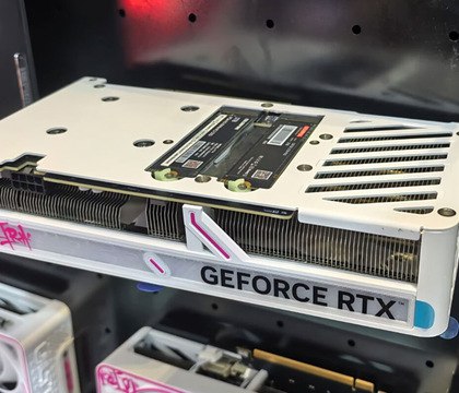 Colorful выпустит новую видеокарту GeForce RTX 50 iGame Ultra с двумя слотами M.2  Какие именно модели будут представлены, пока неизвестно. Судя по имеющимся данным, речь идет о бюджетных решениях. На выставке Bilibili World 2025 были показаны новые видеокарты Colorful GeForce RTX 50 iGame Ultra Duo c двумя слотами для SSD-накопителей.  Читать далее