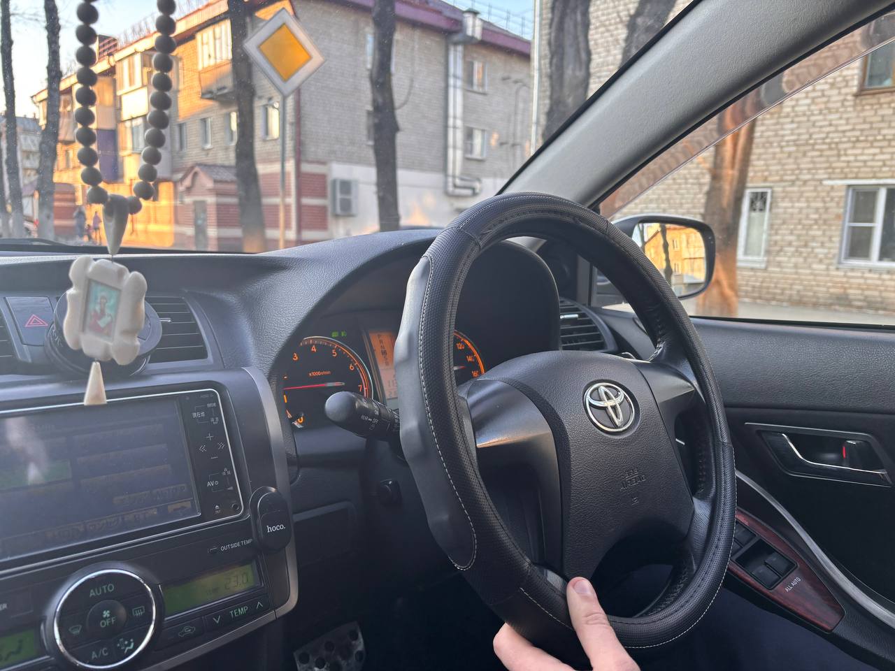 Напился и угнал автомобиль у собственного друга житель Биробиджана Инспекторы ДПС задержали 41-летнего местного жителя, который в состоянии алкогольного опьянения управлял автомобилем «Тойота Камри» и совершил ДТП. Преступник оказался ранее не судимым. Он забрал машину у знакомого, с которым распивал алкоголь, когда хозяин уснул. Задержанный признался, что решил прокатиться по городу. Авто помещено на специализированную стоянку. В отношении правонарушителя составлен протокол по ч. 3 ст. 12.8 КоАП РФ, суд назначил ему 10 суток ареста. На следующий день владелец транспортного средства обратился в полицию с заявлением об угоне и узнал радостную новость о том, что его машину уже нашли. Возбуждено уголовное дело. Все НОВОСТИ ЕАО в одном месте жми Прислать новость