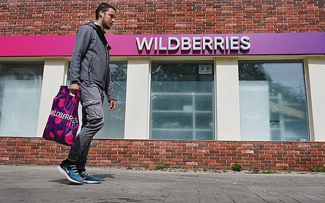 Wildberries запускает курьерскую доставку при оформлении заказов и расширяет географию Доставки по клику в Узбекистане Международная платформа Wildberries расширяет сервисы доставки в Узбекистане делая онлайн покупки ещё удобнее для пользователей Жители Ташкента Самарканда и Хорезмской области смогут сразу при оформлении заказа выбрать доставку курьером до дома минуя этап выбора пункта выдачи Клиенты смогут назначить удобный день и время доставки с 11 00 до 15 00 или с 15 00 до 21 00 Курьерская доставка позволит примерить одежду и обувь или проверить другие товары прямо при получении Заказы можно оформять с постоплатой покупатель оплачивает в приложении только те товары которые оставляет себе Дополнительно остаётся доступной опция Оставить у двери для бесконтактной доставки Привычный формат доставки из ПВЗ Доставка по клику также остаётся Если клиент сделал заказ в пункт выдачи но передумал забирать его самостоятельно достаточно вызвать курьера который доставит покупку домой Теперь этот сервис доступен и в Хорезмской области Компания продолжает инвестировать в развитие логистической инфраструктуры чтобы предоставлять клиентам ещё больше гибкости и комфорта при онлайн покупках В ближайших планах дальнейшее масштабирование курьерской доставки и Доставки по клику на все регионы страны отметил Акмаль Примкулов директор Wildberries в Узбекистане Telegram Facebook Instagram LinkedIn