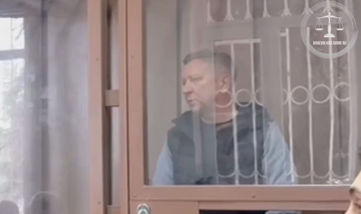 Геленджикский суд удовлетворил иск прокуратуры о конфискации имущества бывшего главы Крымского района Сергея Лесь и 11 его родственников на сумму более 350 млн руб Установлено что с 2017 по 2025 год Лесь скрывал доходы оформляя активы на аффилированных лиц Сумма неподтвержденных доходов превысила 180 млн руб Суд постановил взыскать в доход государства недвижимость земельные участки транспорт и 70 млн руб как эквивалент отчужденного имущества Кубанские Новости Мы в MAX