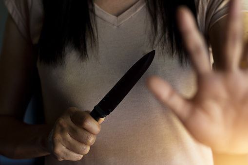 В Приморье девятиклассница убила обидчика отца ударом ножа в сердце В Партизанском районе 56-летний мужчина пригласил к себе домой 30-летнего друга. В какой-то момент товарищи разругались, гость набросился на хозяина дома, вцепился руками в шею и начал душить. В этот момент в комнату вошла 15-летняя дочь мужчины, которая услышала из соседней комнаты жуткие звуки. Она увидела беспомощного отца, у которого посинело лицо, схватила нож и вонзила в сердце напавшего. Тот скончался на месте до приезда скорой. Известно, что убитый был ранее трижды судим за кражу. Жизнь потерпевшего вне опасности.