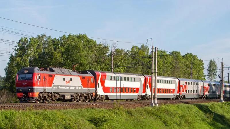 Пассажиропоток двухэтажных поездов на ОЖД в январе – мае вырос на 9%  В январе – мае 2025 года на Октябрьской железной дороге  ОЖД  двухэтажными поездами перевезено около 1,2 млн пассажиров, что на 9% превышает прошлогодний показатель. Об этом сообщается в Telegram-канале ОЖД.  «За пять месяцев 2025 года двухэтажными поездами Северо-Западного филиала АО «ФПК» воспользовались около 1,2 млн человек. Рост составил 9% по сравнению с показателем за аналогичный период прошлого года», – говорится в сообщении.  Отмечается, что доля пассажиров двухэтажных поездов составила 17,9% от общего объема перевозок в дальнем следовании на Октябрьской железной дороге. Самыми популярными направлениями на сети ОЖД остаются: Санкт-Петербург – Москва, Санкт-Петербург – Мурманск и Москва – Петрозаводск.
