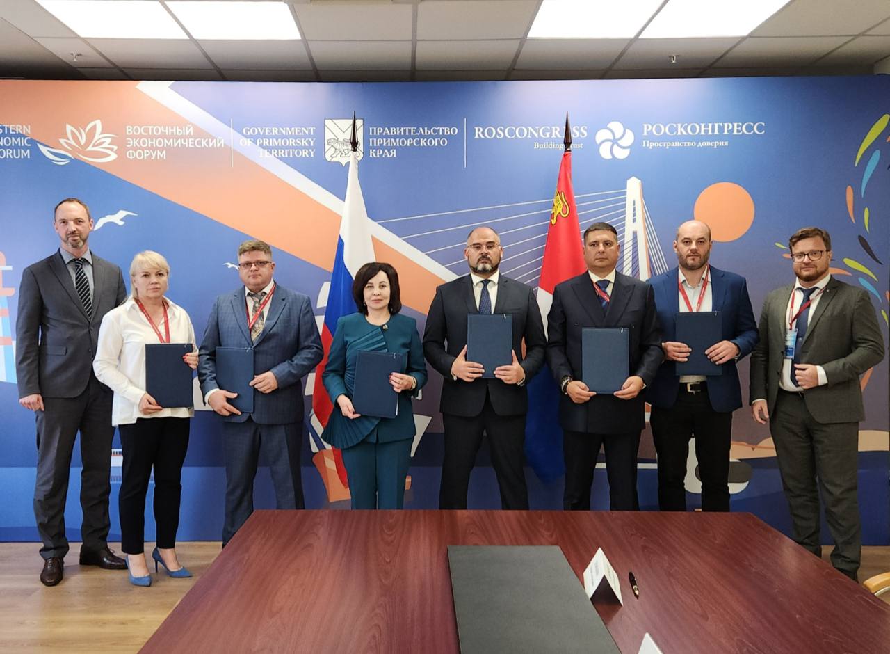 На ВЭФ 2025 подписали соглашение о благоустройстве набережной мыса Кунгасного На полях ВЭФ2025 подписали соглашение о развитии и обустройстве набережной мыса Кунгасного во Владивостоке документ подписали первый вице губернатор Приморья Вера Щербина и мэр Владивостока Константин Шестаков Новая набережная продолжит благоустройство вдоль Амурского залива и войдёт в комплексное развитие по мастер плану Владивостока Мэр Шестаков отметил уже видимые результаты а именно появление амфитеатров пешеходных дорожек озеленение Благоустройство будет продолжено ранее обновляли центральный променад зону у фонтана и участок в районе Батарейной Цель проекта сформировать единую современную прибрежную зону повысить привлекательность города для жителей и туристов vmfareast