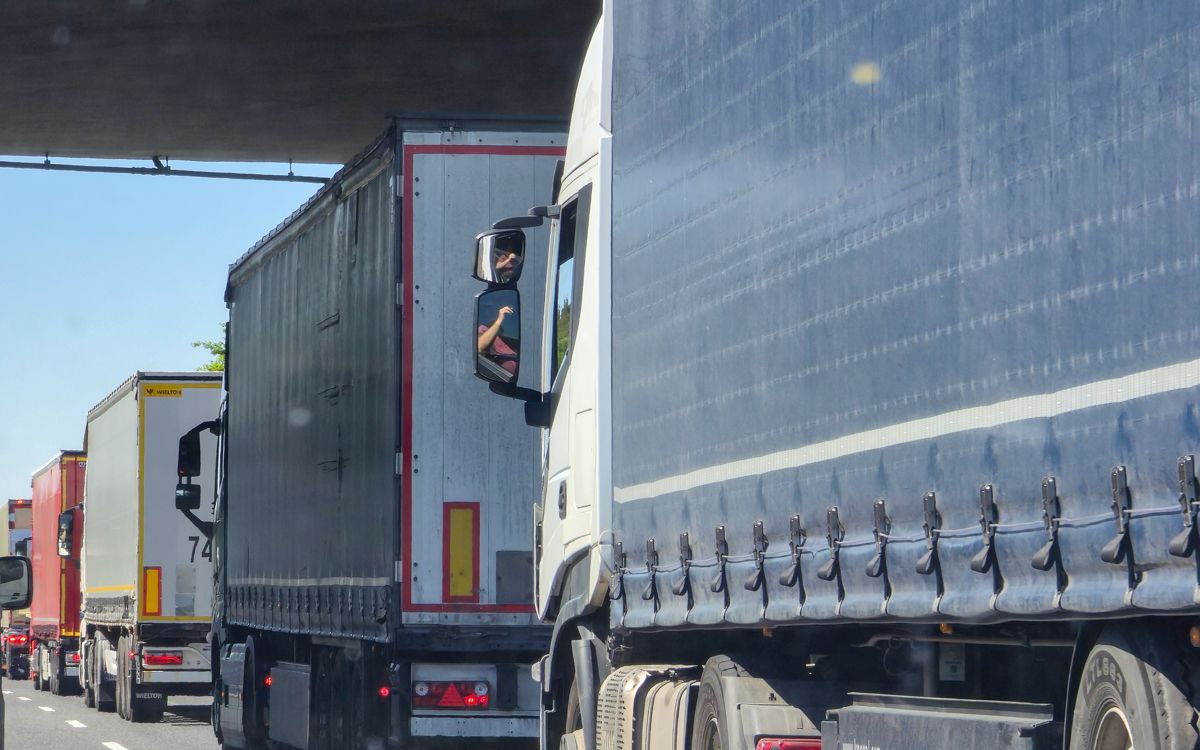 На границе России с Китаем в пункте пропуска Забайкальск внедрили систему электронной очереди на прохождение таможенного контроля Система позволяет упорядочить подачу документов и тем самым ускорить процесс пересечения границы В целом это работает так же как и электронная очередь в банке  Подробнее