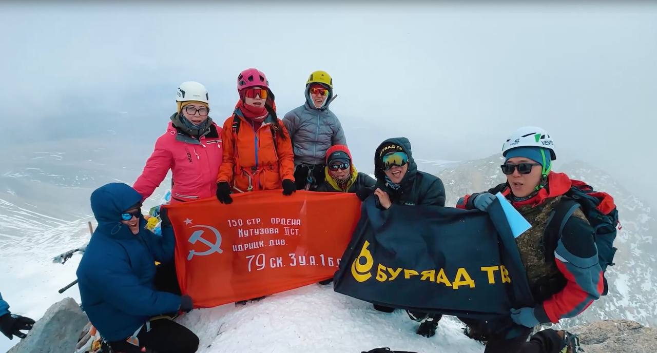 Три сезона удивительных историй о Дальнем Востоке По итогам III сезона конкурса Дальний Восток Земля приключений на оценку жюри поступило 859 фильмов что почти в 1 5 раза больше чем во втором сезоне Инициатор проекта Полпред Президента РФ в ДФО Юрий Трутнев отметил что конкурс становится популярнее с каждым годом Прием заявок на участие в новом сезоне завершился 15 января О путешествиях по Бурятии снято 59 видеороликов В прошлом году победителями стали четыре путешественника приславшие свои фильмы о походах по разным районам республики Больше всего заявок поступило в номинации Пешее путешествие 492 фильма Также в спецноминацию Тропами Победы вошло 39 фильмов   До конца февраля жюри будет оценивать участников и определит обладателя главного приза в 3 млн рублей Награждение состоится в марте этого года