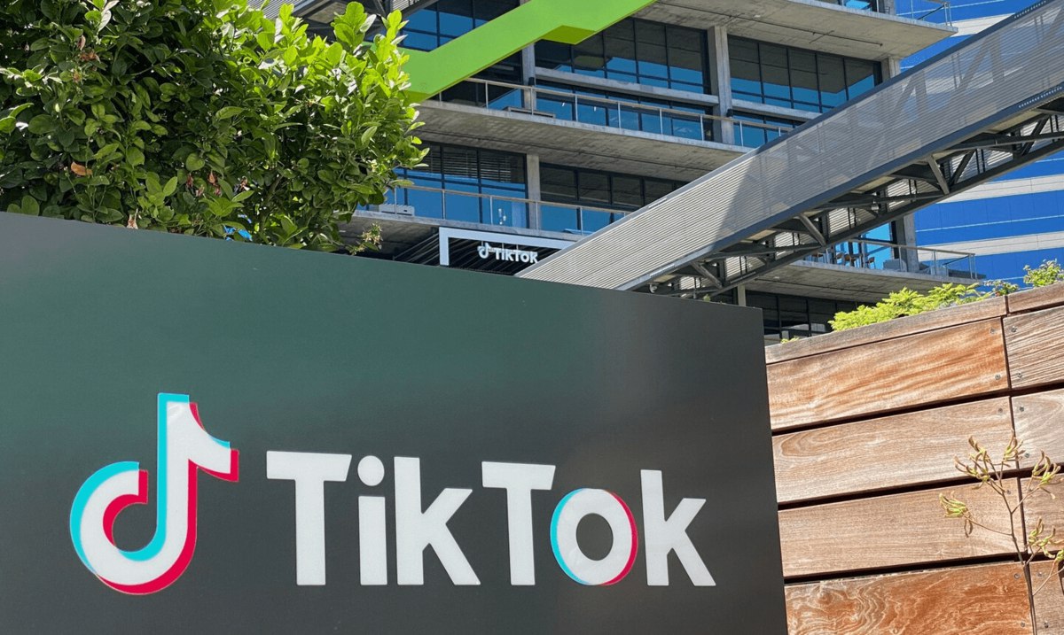 ByteDance подписала соглашение о продаже американского бизнеса TikTok консорциуму инвесторов в который вошли Oracle Silver Lake и MGX Сделку планируют закрыть 22 января 2026 года Американский бизнес компании перейдёт под контроль TikTok USDS Joint Venture LLC ByteDance получит 19 9 в новой структуре Доля консорциума составит 45 Ещё около 30 передадут некоторым существующим инвесторам Получателей оставшихся 5 не раскрывают vc ru invest 2657092