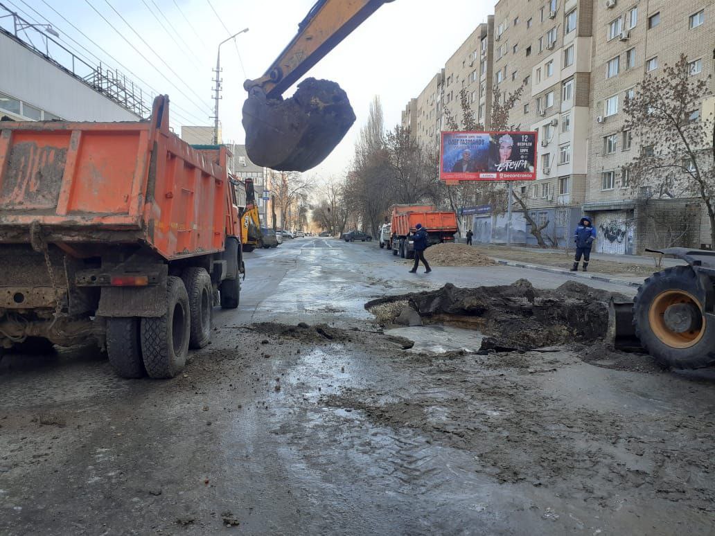 ‍ Специалисты МУПП "Саратовводоканал"  ведут работы по разработке котлована с целью обеспечения доступа к месту повреждения на магистральном водопроводе на ул. Зарубина, 150.   Подписаться на "Саратов коммунальный"