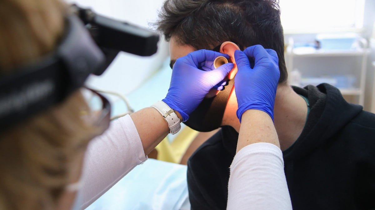 Правила медосмотров для мигрантов ужесточат в России Вячеслав Володин заявил что в Госдуму внесут новые инициативы Новые правила усилят контроль за здоровьем мигрантов Основные положения Административная ответственность за уклонение от медосмотров Ужесточение уголовной ответственности за поддельные медицинские справки об отсутствии заболеваний представляющих опасность для окружающих Сокращение срока прохождения обследований с 90 до 30 дней При выявлении опасного заболевания автоматическое уведомление МВД и Роспотребнадзора а затем депортация   Подпишитесь на Абзац TG VK Дзен MAX Rutube