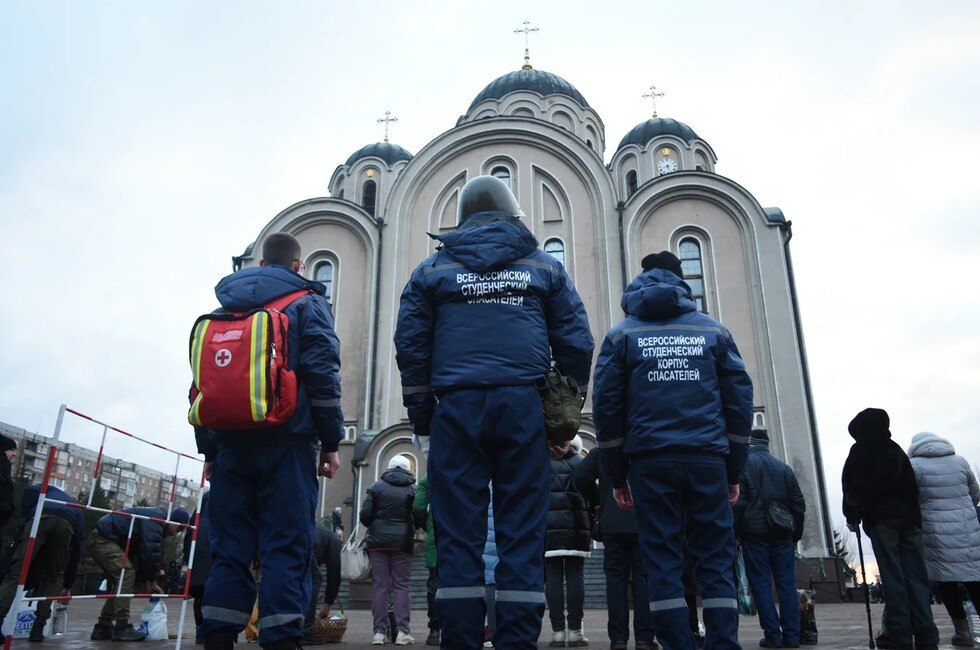 Студенты-спасатели обеспечили безопасность служб в храмах ДНР на Крещение  ДАН:    Написать в чат-бот  Они посменно дежурили 18 и 19 января в макеевском Свято-Георгиевском кафедральном соборе, Свято-Николаевском кафедральном соборе Мариуполя и Свято-Николаевском храме Новоазовска.  Добровольцы ВСКС контролируют соблюдение гражданами техники безопасности, проводят инструктажи, обеспечивают функционирование пунктов обогрева. Только в прошлом году под присмотром студентов-спасателей окунулись в ледяную воду более 72 тысяч россиян.  Читать полностью