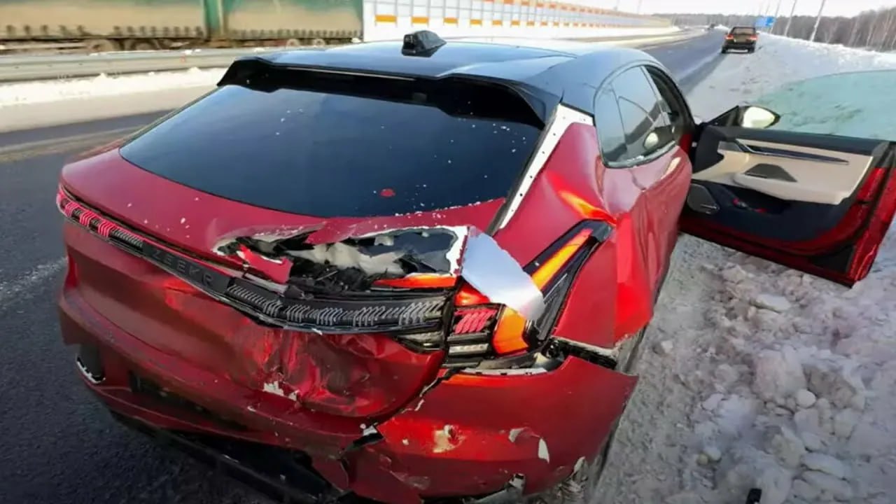 Электрические и гибридные китайцы в топе самых безаварийных авто По данным Автотеки самым безаварийным автомобилем в РФ является Zeekr 001 87 авто на вторичном рынке не биты не крашены Но это еще не все если рассматривать историю автомобилей в возрасте от 2 до 5 лет то электрокитайцы собирают весь пьедестал Самые безаварийные в этой категории Zeekr 86 3 Li Auto 86 1 Voyah 81 7 Это ассистенты такие умные или электроводы такие осторожные Прислать новость EVforum Наши чаты evНовости