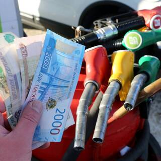 Самолеты не летят, поезда не едут — может, в отпуск на автомобиле? Но и тут ждет «сюрприз»: наш дорогой во всех смыслах бензин. В Красноярском крае зафиксирован очередной рост цен на топливо. Больше всего прибавил в цене АИ-95 — +1,06%, до 61,28 рубля. Самый популярный АИ-92 подорожал почти на процент — до 56,99 рубля. На фоне инфляции, сезонного спроса и растущих издержек дорожает бензин по всей стране. А с учетом надвигающейся осени и логистических расходов — это ещё не предел.
