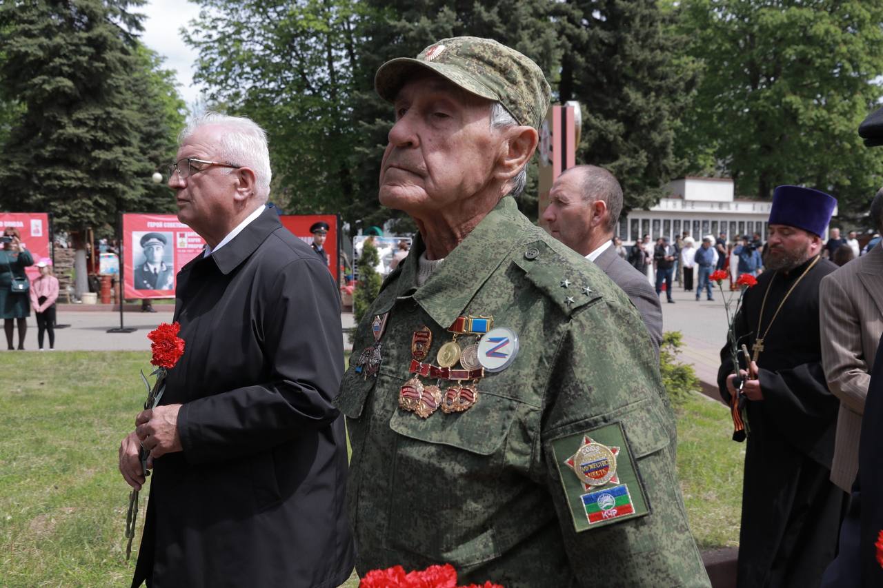 В городе Карачаевск торжественно открылся Фестиваль, посвященный Дню возрождения карачаевского народа и 80-летию Победы в Великой Отечественной войне! Церемония началась с возложения цветов к памятникам героям Великой Отечественной Войны, где жители и гости города почтили память павших воинов. Среди почетных гостей присутствовали: Бориспи Темрезов, заслуженный врач Российской Федерации и Карачаево-Черкесии, главный врач Республиканского лечебно-реабилитационного центра; Марат Хубиев, первый заместитель Руководителя Администрации Главы и Правительства КЧР; Дахир Мутчаев, депутат Парламента КЧР, руководитель Ассоциации ветеранов специальной военной операции в КЧР; Мухаммад Эркенов, председатель Духовного управления мусульман КЧР; Ибрагим Тоторкулов, министр по делам молодежи КЧР.