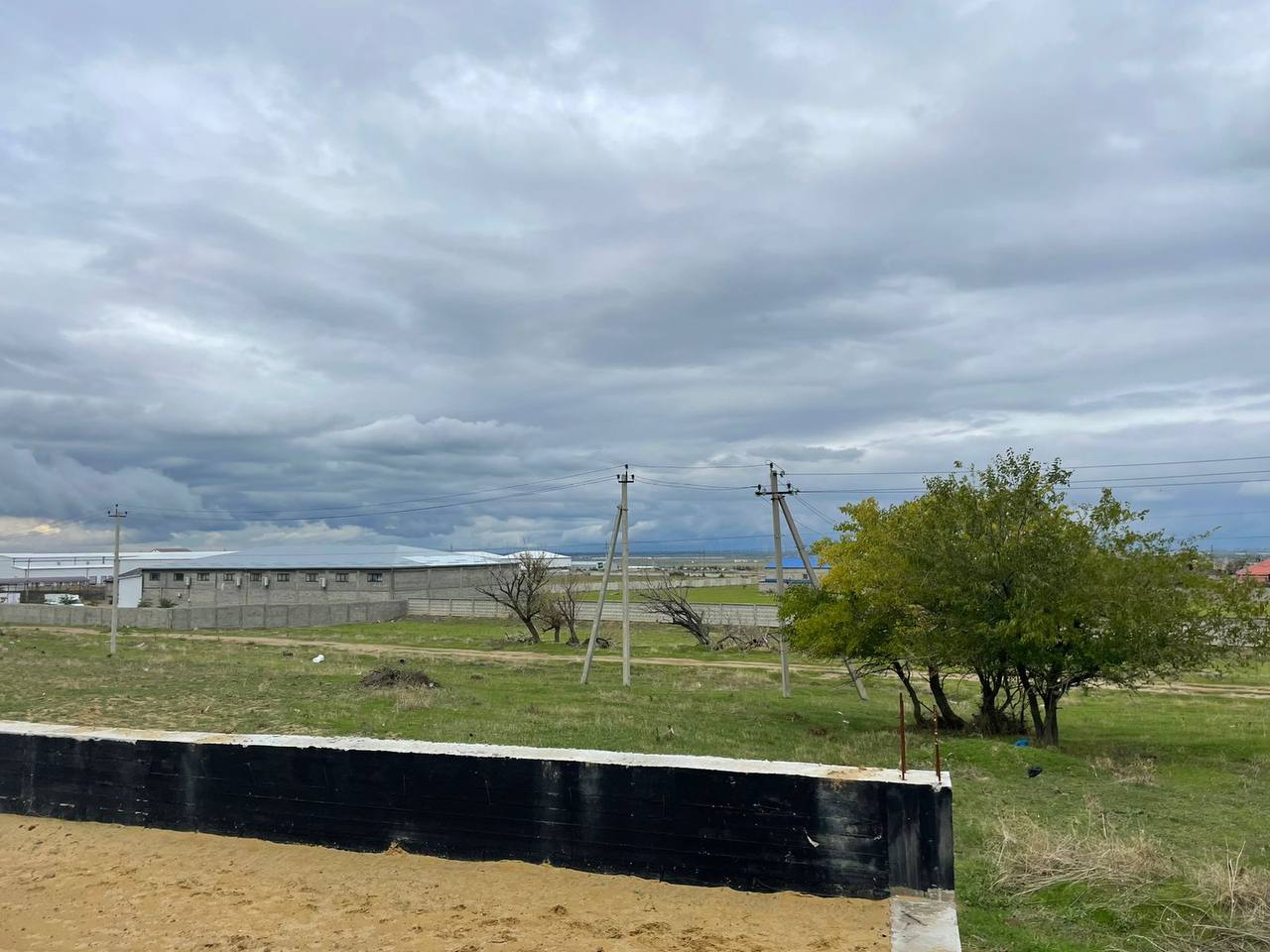 Прокуратура Кировского района Махачкалы направила в суд уголовное дело о мошенничестве с земельным участком Прокуратурой Кировского района г Махачкалы утверждено обвинительное заключение по уголовному делу в отношении местного жителя Он обвиняется по ч 4 ст 159 УК РФ мошенничество По версии следствия обвиняемый изготовил поддельный договор купли продажи и получил в свое распоряжение межевой план с несоответствующими действительности сведениями о местоположении границ и площади земельного участка в пос Ленинкент площадью 2 636 кв м На основании фиктивных документов мужчина добился регистрации права собственности на данный земельный участок В последующий земля им размежевана на 13 участков часть из которых реализована третьим лицам В результате противоправных действий причинен ущерб муниципальному образованию на сумму 1 3 млн рублей Уголовное дело прокуратурой района направлено в Кировский районный суд г Махачкалы для рассмотрения по существу