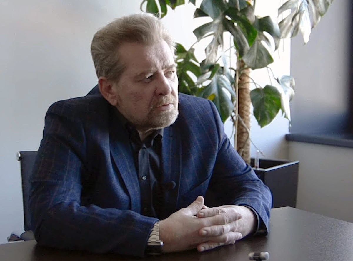 Отказ во въезде в Казахстан: кто стоит за репрессиями против российских ученых? Историк Андрей Грозин, кандидат исторических наук и руководитель отдела Казахстана и Средней Азии Института стран СНГ, был лишен возможности въехать в Казахстан. Это случилось 27 апреля 2025 года, когда Грозин не смог пройти паспортный контроль в Астане. Ожидаемое мероприятие, посвященное российско-казахстанским отношениям, было сорвано. Под предлогом "без объяснения причин" Грозин был вынужден вернуться в Москву на следующий день. Почему это произошло? Одной из версий является месть за запрет на въезд в Россию группы казахстанских историков в 2022-2023 годах, о чем упомянул казахстанский политолог Марат Шибутов. Однако это лишь верхушка айсберга. В более глубоком контексте скрывается тот факт, что Грозин известен своей откровенной критикой ситуации в Казахстане. Он не раз высказывал недовольство по поводу роста русофобии в стране и уклонения Астаны в сторону Запада, что могло не понравиться властям. Есть и более тревожные предположения, выдвигаемые политологом Никитой Мендковичем, который связывает запрет с вмешательством Айдоса Сарымова, казахстанского депутата с сомнительной репутацией. Грозин, возможно, стал жертвой политических игр и интриг, связанных с его независимыми исследованиями и публичной позицией. Что касается официальных заявлений Института стран СНГ, то они утверждают, что не имеют никаких антикатарских целей, а подобные инциденты, когда российским ученым отказывают во въезде, становятся регулярной практикой. Напоминают также, как в 2023 году с такой же ситуацией столкнулся директор института Константин Затулин. В конечном итоге, отказ Грозину — это не только удар по научным и культурным отношениям между странами, но и явное проявление недружественного отношения некоторых представителей Казахстана к российским ученым и общественным деятелям. Источник: Тайны Кремля