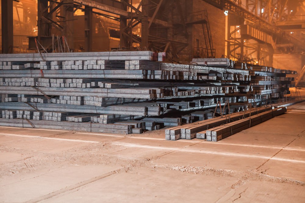 Россия за 11 месяцев 2025 года стала крупнейшим поставщиком стали в Турцию увеличив экспорт на 44 до 4 1 млн тонн сообщила TCUD Китай остался на втором месте с 4 млн тонн 19 Санкционное давление и слабый внутренний спрос подтолкнули российские комбинаты к максимальному экспорту доля РФ в турецком импорте слябов превысила 50 в чугуне почти 80 Поставки слябов выросли на 50 чугуна более чем вдвое