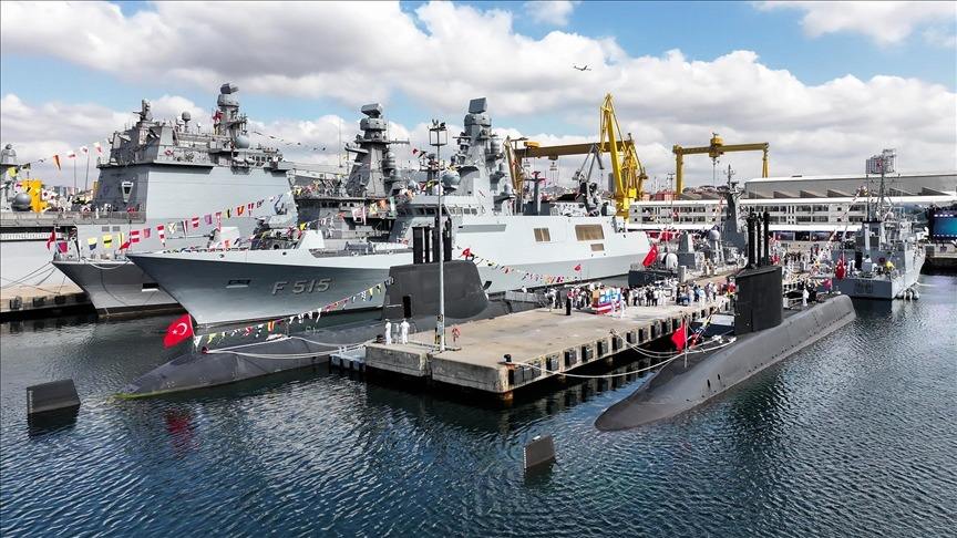 TEKNOFEST Голубая Родина открыт для широкой публики В рамках TEKNOFEST 2025 стартовал морской раздел фестиваля TEKNOFEST Голубая Родина который впервые открыт для широкой публики Организатором мероприятия выступил Фонд команды технологий Турции T3 Vakfı при поддержке Министерства промышленности и технологий и Министерства национальной обороны Глобальным коммуникационным партнером выступает агентство Анадолу Фестиваль проходит на территории Командования Стамбульской верфи Подробнее на нашем сайте http v aa com tr 3672529 24 7 в сутки с Агентством Анадолу