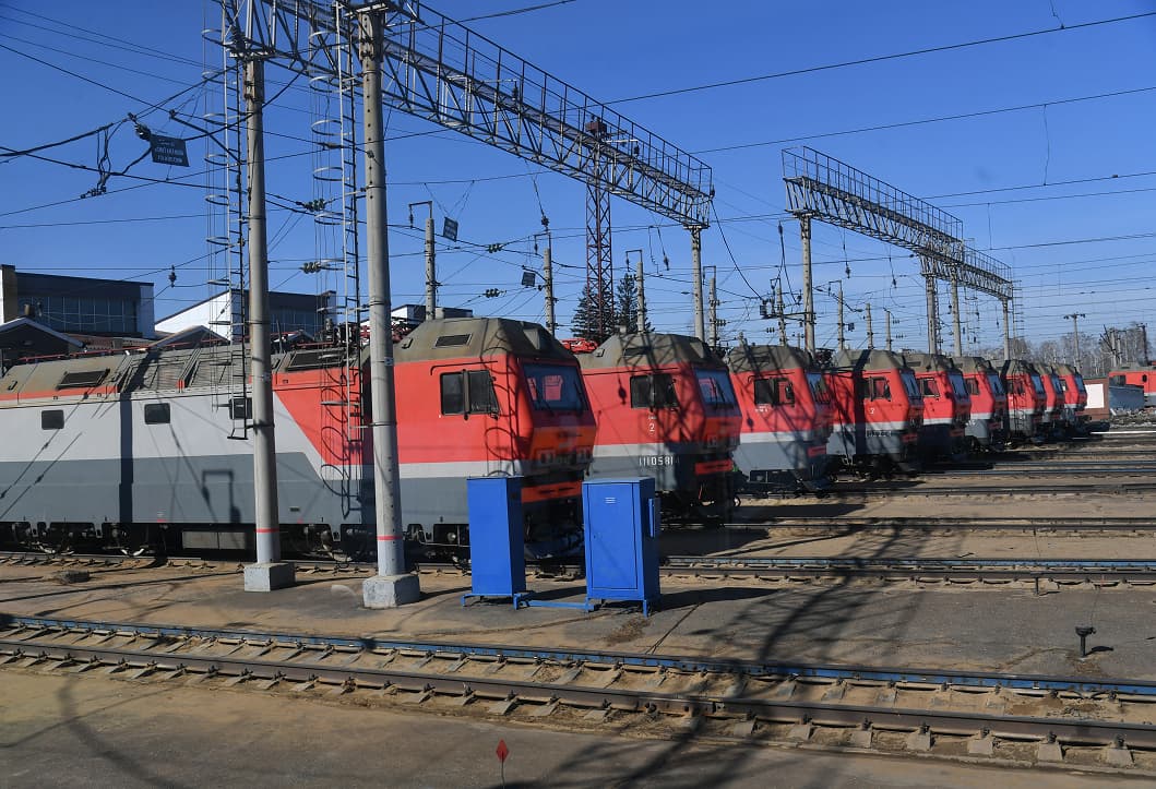 Выручка СТМ выросла в 35,5 раз в первом полугодии Выручка АО «Синара - Транспортные машины» СТМ по РСБУ в январе-июне 2025 года увеличилась в 35,5 раз - с 1,02 млрд рублей в аналогичном периоде прошлого года до 36,1 млрд рублей. Об этом свидетельствуют данные из полугодовой отчетности компании. Чистая прибыль выросла в 2,7 раза, до 3,36 млрд рублей. Валовая прибыль выросла в 65,8 раз – с 32 млн до 2,15 млрд рублей. Кредиторская задолженность компании увеличилась с 2,13 млрд рублей на 31 декабря 2024 года до 21,21 млрд рублей на 30 июня 2025 года, дебиторская - с 13,32 млрд рублей до 23,69 млрд рублей. Фото: СТМ