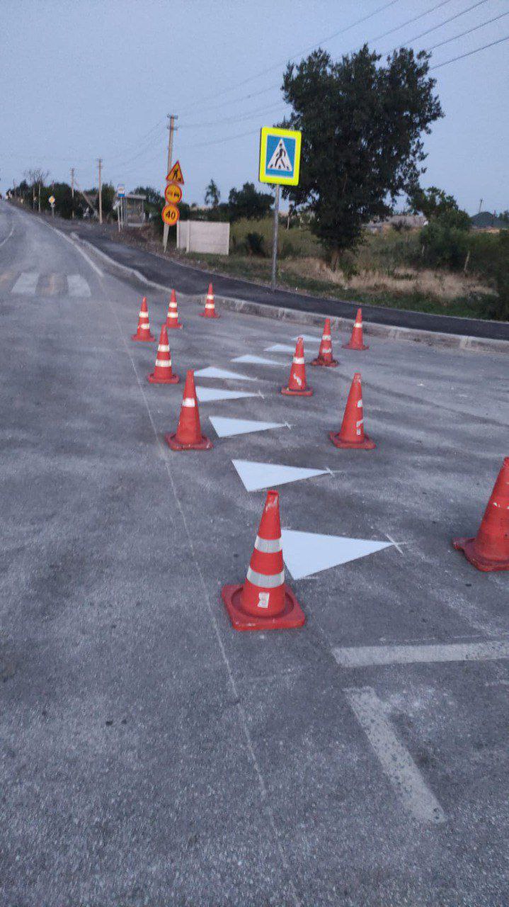 В Крыму завершаются ремонтные работы участка дороги Таврида−Заветное, ведущей к достопримечательностям восточного побережья полуострова Благодаря национальному проекту «Инфраструктура для жизни» завершаются ремонтные работы участка дороги общего пользования межмуниципального значения Таврида — Заветное протяженностью более 10 км. В настоящий момент дорожники полностью завершили работы по фрезерованию старого покрытия, демонтажу и установке бордюров, устройству тротуарных покрытий и обочин, а также монтажу постоянных дорожных знаков. На завершающей стадии находятся укладка верхнего слоя асфальтобетона и нанесение дорожной разметки, которые выполнены на 99%. Дорога Таврида−Заветное ведет к живописным природным достопримечательностям Восточного Крыма. Многие туристы приезжают полюбоваться цветущими степями Опукского заповедника, увидеть уникальные природные достопримечательности Керченского полуострова: розовое Кояшское озеро, античное городище Киммерик, знаменитые скалы-корабли.