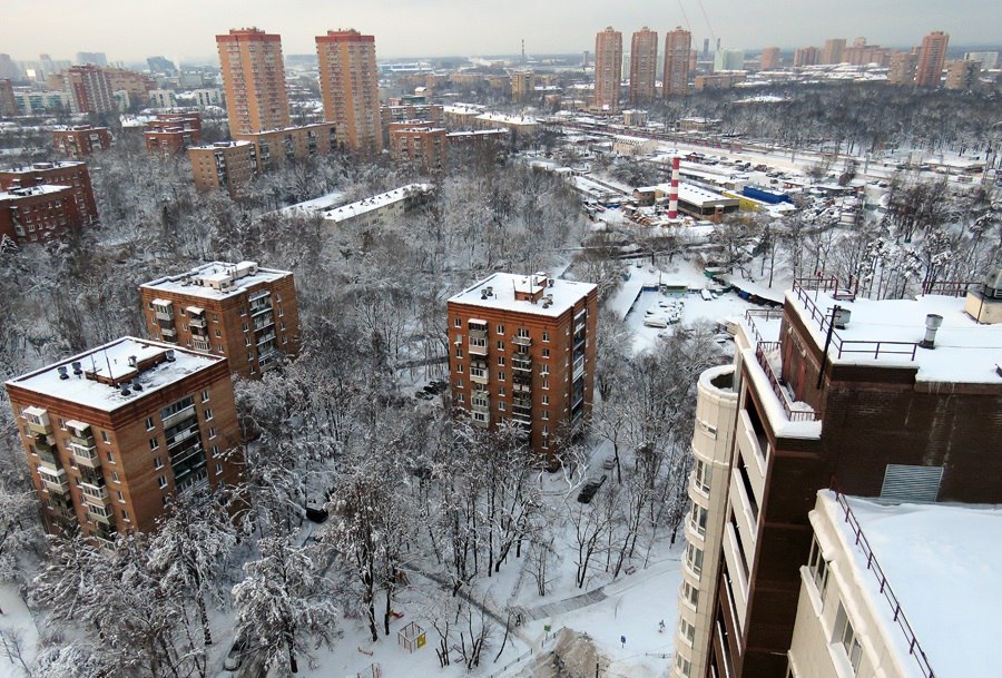 В Подмосковье назвали лучшие и худшие округа по эффективности управления    Власти Московской области оценили эффективность работы чиновников на местах за 2024 год. Рейтинг позволяет понять, насколько успешно администрации справляются с достижением целевых показателей в экономической, социальной, коммунальной и прочих сферах. Статистику обнародовал телеграм-канал «Подмосква».  Результаты выглядят так:    Зелёная зона:  1  Химки  2  Реутов  3  Красногорск  4  Мытищи  5  Павловский Посад  6  Балашиха  7  Щёлково  8  Истра  9  Ленинский  10  Одинцово  11  Лыткарино  12  Долгопрудный  13  Подольск  14  Люберцы  15  Орехово-Зуево  16  Ступино  17  Котельники  18  Зарайск  19  Электросталь  20  Шатура    Жёлтая зона  21  Руза  22  Лосино-Петровский  23  Дубна  24  Фрязино  25  Домодедово  26  Коломна  27  Клин  28  Богородский  29  Серпухов  30  Черноголовка  31  Королёв  32  Сергиев Посад  33  Лобня  34  Пушкино  35  Воскресенск  36  Луховицы  37  Кашира  38  Раменское  39  Жуковский  40  Серебряные Пруды  41  Можайский  42  Наро-Фоминск    Красная зона:  43  Чехов  44  Талдом  45  Егорьевск  46  Дмитров  47  Лотошино  48  Дзержинский  49  Шаховская  50  Бронницы  51  Солнечногорск  52  Волоколамск    Рейтинг ЗАТО  Звездный городок  Восход  Власиха  Краснознаменск  Молодёжный    Стоит добавить, что год назад городской округ Чехов находился в «зелёной» зоне на почётном 15 месте  об этом писал «Чехов Вид» , теперь же скатился на «красную» 43-ю строчку. Соседние Серпухов и Подольск за это время немного поднялись: с 35 на 29 и с 17 на 13 соответственно.