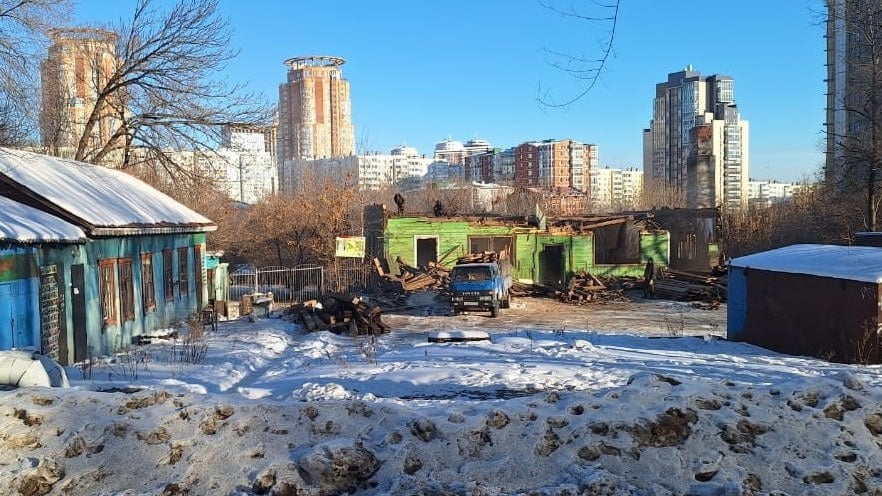 Знаменитый рынок садоводов сносят под застройку в центре города   Двухэтажное деревянное здание начали разбирать на Запарина возле питомника Шуранова. Раньше здесь работал рынок для дачников и располагался межрайонный союз садоводов. В итоге и организация, и торговцы отсюда съехали, а на месте старых домов планируется жилая застройка. Рабочие как раз занимаются расчисткой участка.    Прочитать статью полностью