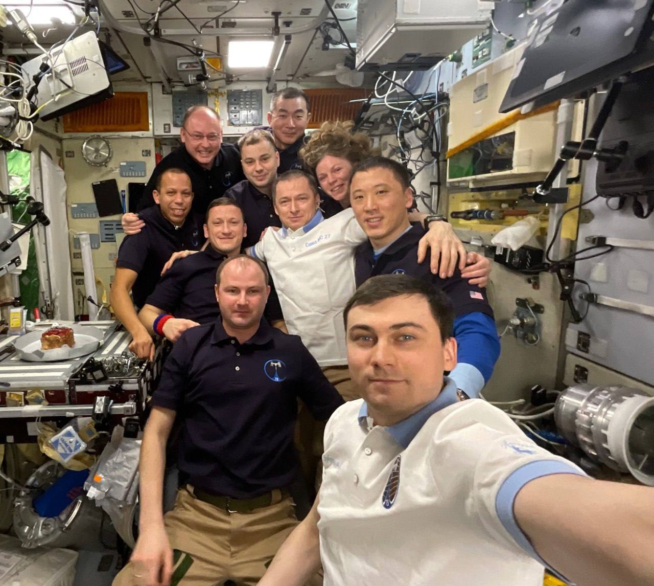 Люки между бытовым отсеком корабля Союз МС 27 и МКС закрыты На Землю возвращаются Сергей Рыжиков Алексей Зубрицкий и Джонатан Ким Следующий этап расстыковка от модуля Причал По плану в 04 41 мск Подключайтесь к прямой трансляции в 04 35 мск Снимок с тёплых проводов на Международной космической станции