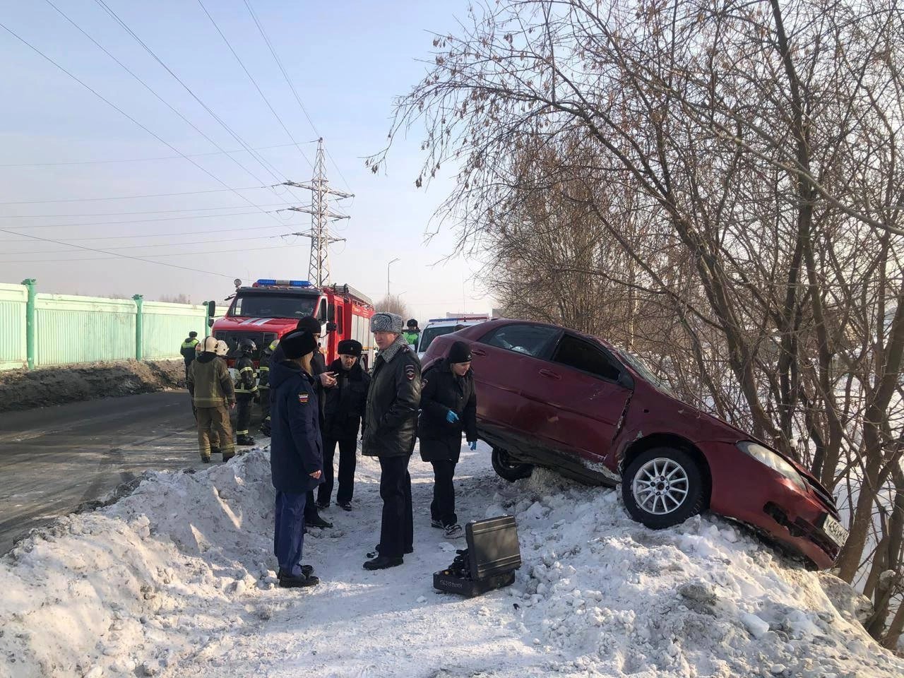 В Анжеро-Судженске пьяный водитель сбил женщину с 14-летним подростком.  Пешеходы шли по тротуару, когда на них наехал автомобиль, вылетевший с дороги. От удара женщина и подросток получили травмы.  На месте работают сотрудники ГАИ.    Подписаться   Прислать новость