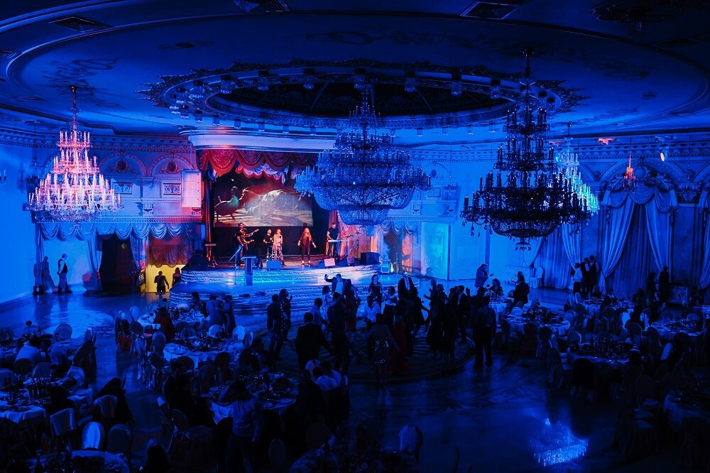 Опрос 49 компаний в России откажутся от новогоднего корпоратива Главная причина такого решения нехватка средств В этом признались 31 респондентов Все свободные деньги уходят на операционную деятельность и приоритетные проекты в конце года Об этом свидетельствуют результаты опроса компании Актион финансы 18 компаний отказались от новогоднего корпоратива из за замены традиционного торжества на другие формы праздника Это к примеру подарки премии и небольшие тимбилдинги без банкета Преимущество такого формата в его бюджетности и спокойной атмосфере а сотрудники зачастую сами хотят взять деньгами Кроме того в 17 компаний отказ от проведения корпоратива связывают с кризисами и сокращениями О невыполнении целей по финансовым показателям заявили в 11 фирмах из 100 Принципиальный отказ руководства и отсутствие интереса со стороны сотрудников упомянули в 8 компаний Подписаться на Говорит Москва Telegram VK MAX