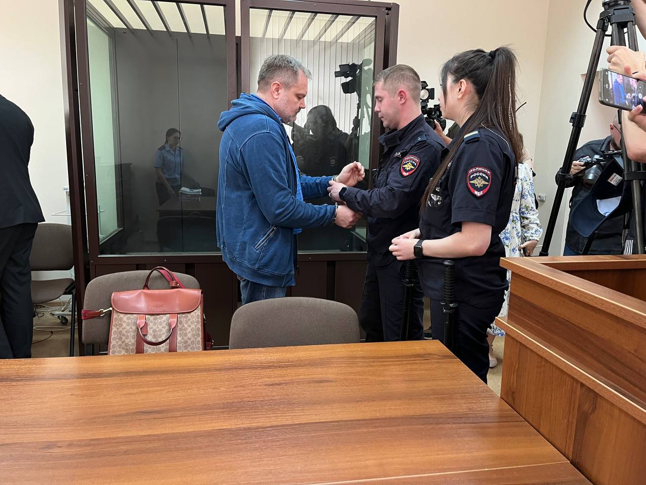 Экс-мэра свердловского Дегтярска отправили в колонию строго режима за взятки. Там Пильников проведет 10 лет. Его признали виновным в получении 900 тысяч рублей и автомобиля Audi Q6 от своего заместителя за оказание общего покровительства , а также 4,4 млн рублей от застройщика Мамедова за предоставление преимущественного права при заключении муниципальных контрактов . Бывший глава свою вину признал и заявил, что раскаивается в содеянном. Главный политический канал Урала