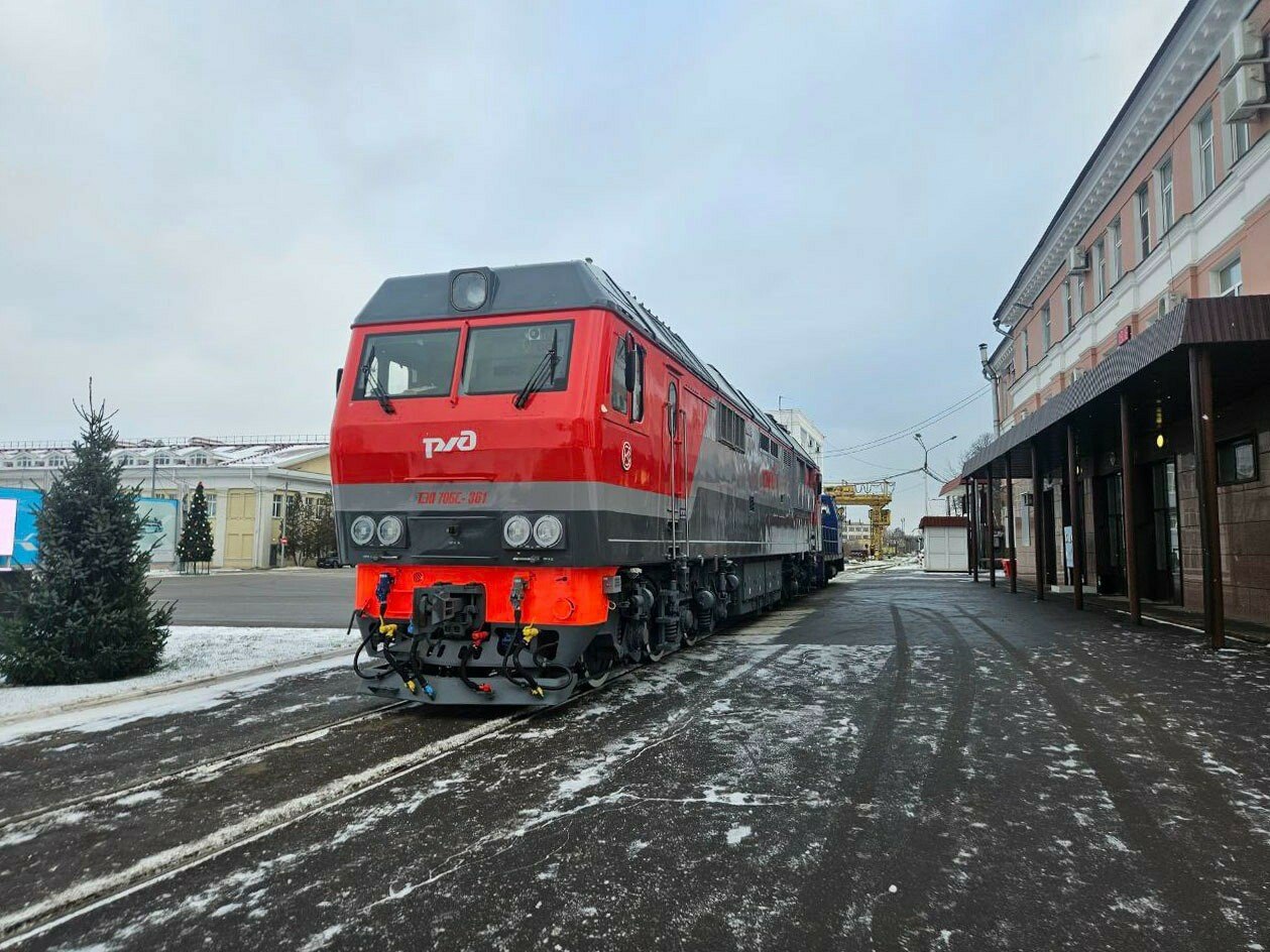 Первый тепловоз с системой автоматического запуска дизеля  Коломенский завод  входит в состав компании «ТМХ Энергетические решения»  направил холдингу «РЖД» первый пассажирский тепловоз ТЭП70БС, оснащенный системой автоматического запуска дизеля  САЗД . Система предусматривает автоматический прогрев теплоносителей дизеля в холодную погоду без необходимости присутствия человека. Специалисты ВНИКТИ  г. Коломна  совместно с конструкторами компании «ТМХ Инжиниринг» и Инжинирингового центра двигателестроения ТМХ разработали САЗД тепловоза по заданию «Российских железных дорог». В микропроцессорную систему локомотива ТЭП70БС интегрированы алгоритмы управления, которые запускают тепловоз при низких температурах автоматически, прогревают теплоносители агрегата до нужн...  Читать далее:        - подпишись  Кстати, а вы хотите чтобы на этом канале появились новости о вашей компании? Это бесплатно! Подробнее здесь: