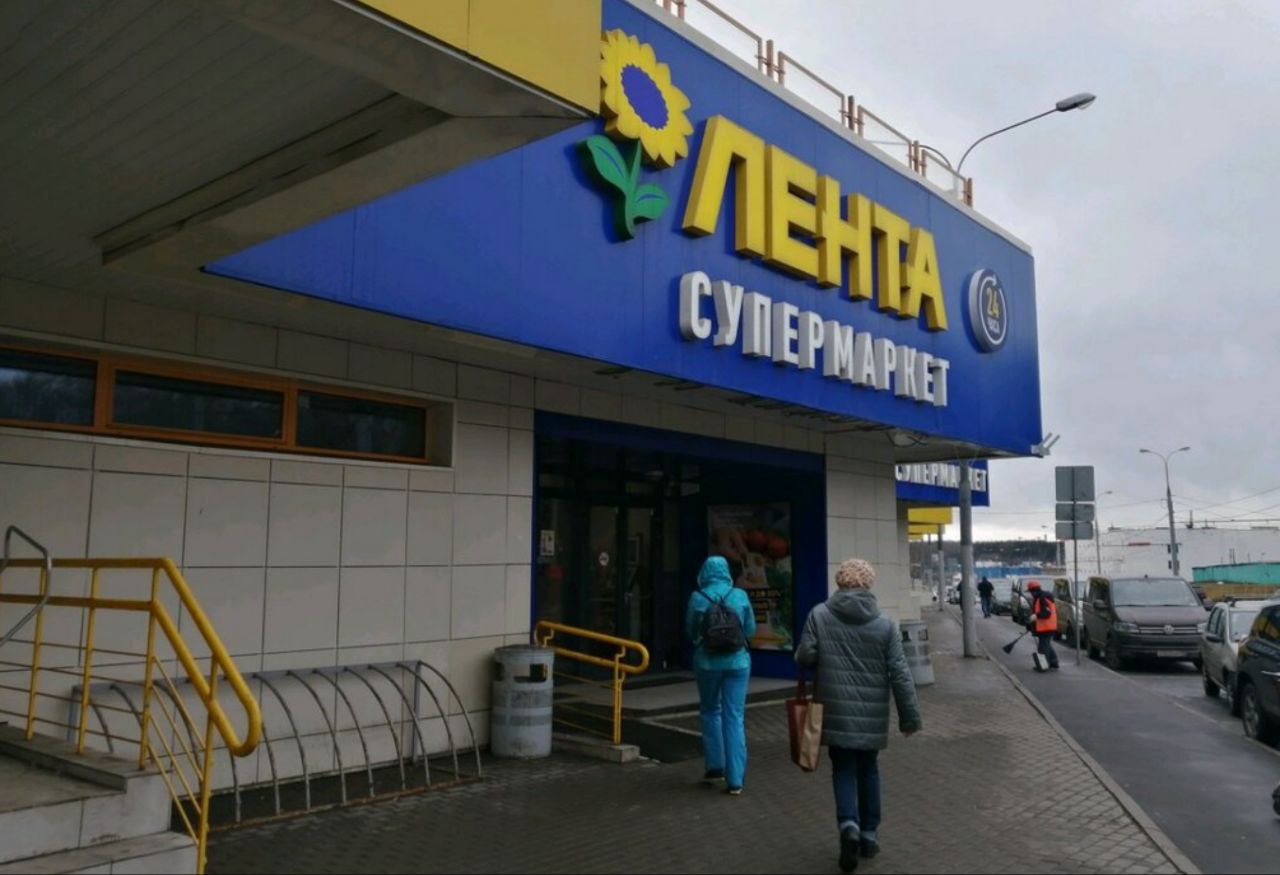 В Приморье вместо всем изаестного супермаркета Реми будет Лента Федеральная сеть супермаркетов выходит на Дальний Восток Юрлицо принадлежащее Ленте заменит магазины Реми Ремисити Экономыч и еще ряд торговых компаний В залог доли этих юрлиц Лента получила 17 ноября эта запись в ЕГРЮЛ официально закрепляет ее право на активы Переговоры о покупке ведутся с августа В перспективе Лента сразу получает действующую сеть из 116 точек в Приморье Хабаровском крае и на Сахалине   Реклама  Поддержать канал Остались вопросы