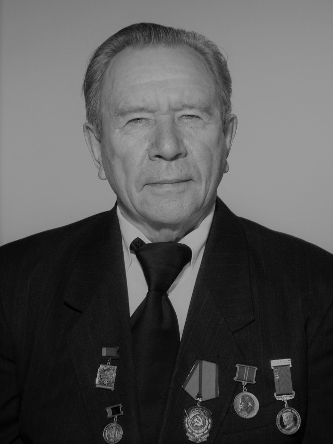 Ушёл из жизни выдающийся деятель культуры региона основатель первой в Сибири детской школы искусств Валентин Власов 15 января 2026 года скончался Почётный гражданин Алтайского края и Тюменцевского района заслуженный работник культуры РСФСР Валентин Матвеевич Власов Незадолго до этого 9 января он отметил свой 94 й день рождения Валентин Матвеевич фигура во многом определившая культурный ландшафт не только Тюменцевского района но и всего региона Его жизнь была посвящена служению музыке и воспитанию талантов В 1959 году он создал в Тюменцевском районе первую в Сибири детскую школу искусств на базе которой выросли сотни музыкантов и педагогов В 1961 году им был основан оркестр народных инструментов который под его руководством получил почётные звания Народный и Заслуженный коллектив народного творчества России став визитной карточкой края По его инициативе были открыты филиалы школы в сёлах района созданы народный ансамбль академического пения ансамбль народной музыки и духовой оркестр