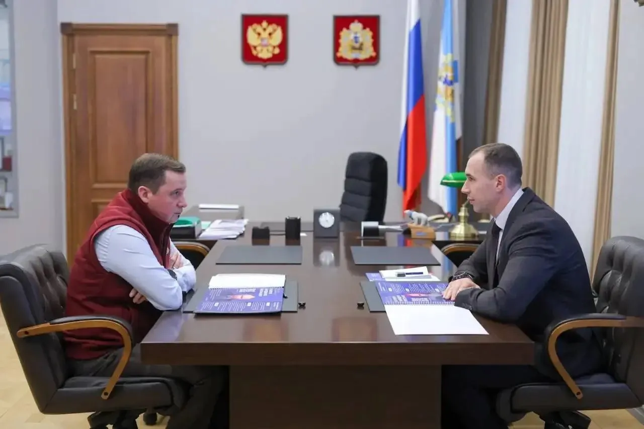 В Поморье завершилась серия муниципальных отчетно программных форумов Есть результат Результаты проведенных муниципальных отчетно программных мероприятий секретарь регионального отделения партии Единая Россия губернатор Александр Цыбульский обсудил с первым заместителем секретаря Архангельского регионального отделения Единой России Сергеем Пивковым Подробнее   clck ru 3T9sCT Такой формат встреч жителей муниципалитетов с участием общественников представителей власти и активных жителей становится не только отчетом об итогах работы но и стартовой площадкой для сбора мнений людей и формирования новых задач для включения в народную программу на следующий пятилетний цикл Мероприятия прошли в округах и районах Поморья в открытом формате их мог посетить любой желающий Итоги проделанной работы обсудят 22 апреля на региональном отчетно программном форуме Есть результат который пройдет в Архангельске