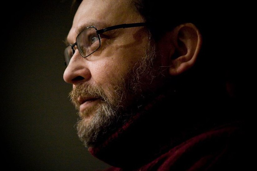 Наблюдения и прогнозы Михаила Угарова снова зазвучат в Театре doc 20 января в Театре doc на площадке DOC на Лесной состоится спектакль Дмитрия Соболева Осталось решить что Это посвящение одному из основателей и художественному руководителю театра Михаилу Угарову которому 23 января могло бы исполниться 70 лет Нам в Доке его очень не хватает Его репетиций и его спектаклей лабораторий и разборов полетов его взгляда на реальность и его визионерского видения 20 января наблюдения и прогнозы Михал Юрьича снова зазвучат в Доке говорится в описании спектакля Осталось решить что определяют как речевой портрет Михаила Угарова Его коллективный образ представят актриса Ольга Лапшина которая играла в режиссерском дебюте Угарова Облом off вместе со своими двумя детьми ныне взрослым сценаристом и актрисой режиссер Руслан Маликов выступивший соавтором манифеста Театра doc Театра в котором не играют актер Игорь Стам которого Угаров нашел во время кастинга для сериала Любовь на районе и они уже не расставались Напомним Михаил Угаров умер 1 апреля 2018 года Причиной смерти 62 летнего режиссера стал сердечный приступ Фото teatrdoc ru Подписаться на Театрал Поддержать донатом