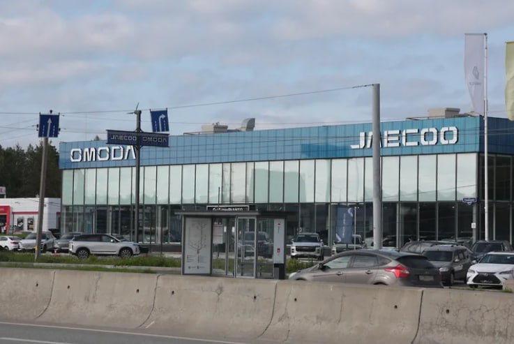 Падение продаж новых автомобилей в Перми в июне замедлилось За июнь регистрация новых легковых автомобилей в Прикамье снизилась на 21,1% по сравнению с аналогичным периодом прошлого года. Такие данные приводит профессиональное сообщество «Автомаркетолог» и аналитики VERRA. Всего в прошлом месяце в регионе зарегистрировано 1 655 новых машин. Несмотря на снижение относительно прошлого года, этот показатель выше майского на 6%. Месяцем ранее на учет было поставлено 1 560 авто. Согласно данным аналитиков, из топ-30 самых популярных марок наибольшее падение продаж продемонстрировали китайские бренды Omoda  -72% , Exeed  -65,9% , Jaecoo  61,4% , Jetour  -60% .