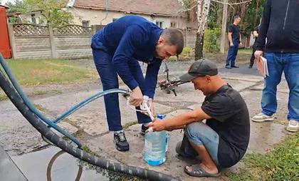 Денис Пушилин поучаствовал в доставке воды жителям Моспино ДНР В воскресенье, 3 августа, Глава ДНР Денис Пушилин сел за руль водовоза и привез воду горожанам. В кабине авто с руководителем региона ехал водитель, который закреплен за этим участком. Я думаю, что будет легче, если мы посадим волонтеров в машины к вам. Все-таки бабушки, женщины, просто где-то помочь отнести - очень важный момент, - сказал Денис Пушилин в разговоре с водителем водовоза.