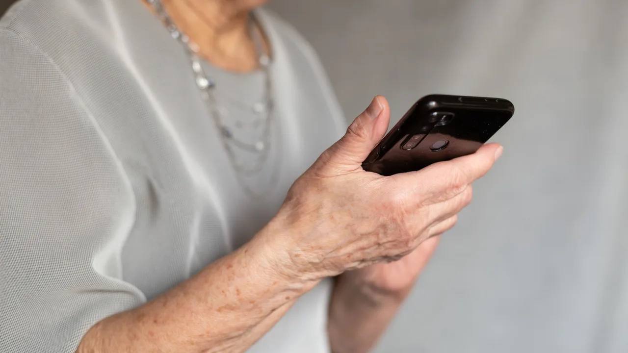 Учительницу из Краснодара обманули на 1 5 млн рублей 63 летней женщине пришло СМС якобы от директора школы с ссылкой на неизвестный сайт Она сначала не стала её открывать но через некоторое время на телефон пришло новое сообщение якобы кто то получил доступ к её личным данным Далее обработкой женщины занялся лжесотрудник ФСБ он обвинил её в спонсировании недружественного государства и запугал уголовной ответственностью Аферисты убедили пенсионерку обезопасить свои сбережения переведя их на специальный счёт через мобильное приложение В итоге учительница лишилась 1 562 000 рублей Кубанские Новости   Мы в MAX