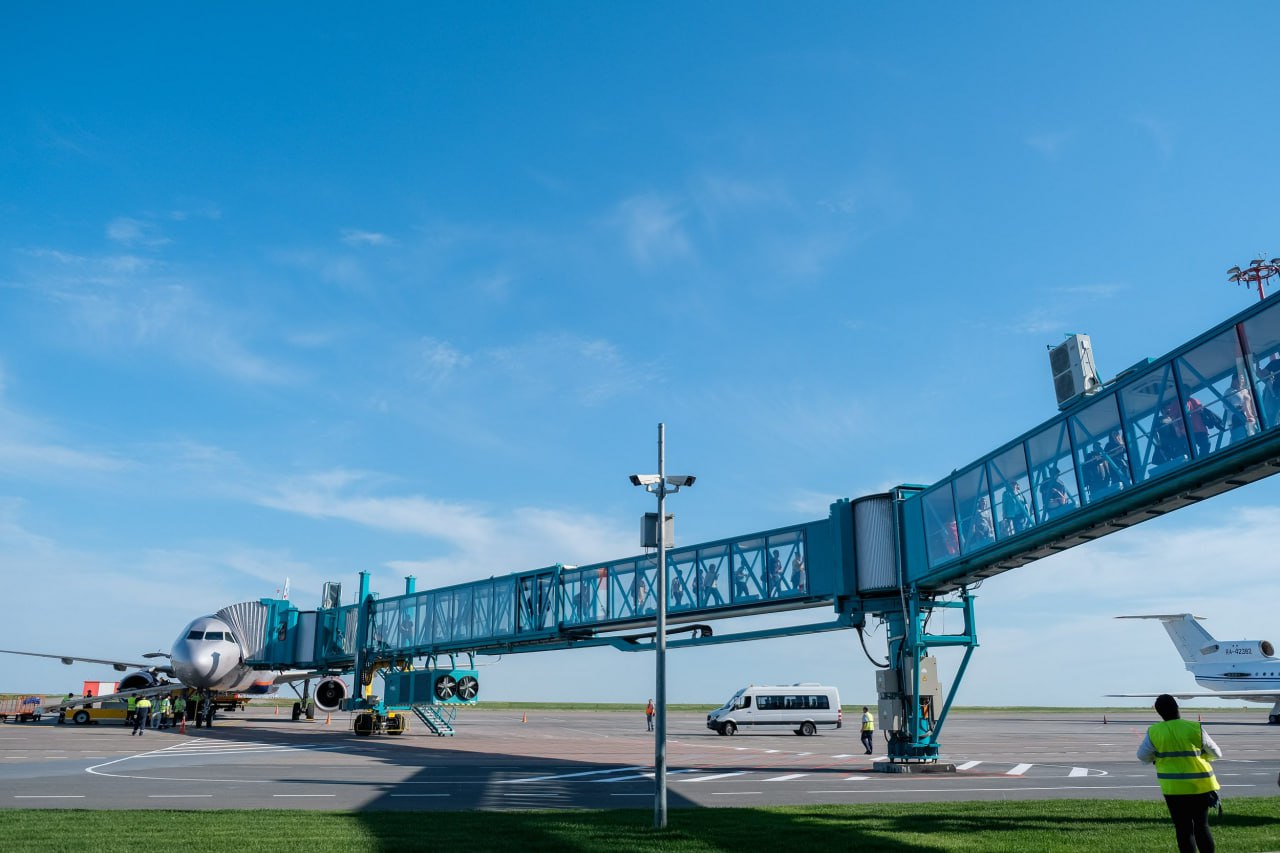 Первый российский телетрап планируют поставить в аэропорт на опытную эксплуатацию до конца лета Ожидается что это станет этапом опытной эксплуатации с отработкой взаимодействия трапа с воздушными судами различных типов Первый российский рукав для самолетов разработанный холдингом Высокоточные комплексы входит в госкорпорацию Ростех способен работать при температуре от 50 до 50 градусов Одним из основных преимуществ телетрапа является то что он состоит полностью из отечественных компонентов и все кооперационные связи для поставок отдельных составных частей находятся в России Он также полностью выполняет требования всех российских стандартов которым зачастую не могли соответствовать иностранные производители телетрапов из за чего их приходилось дорабатывать Подробнее   Подпишись на MASHNEWS