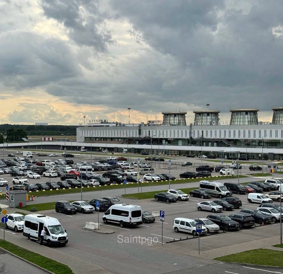 В Пулково снова подорожала парковка.  Спустя месяц после требования УФАС снизить стоимость, цены наоборот выросли.  Теперь краткосрочная стоянка стоит 400 рублей вместо 350, а часовые и суточные тарифы увеличились на 50–100 рублей. В аэропорту объясняют это инфляцией.  При этом в Пулково не согласны с выводами антимонопольной службы, которая считает тарифы завышенными.     – жми тут / Прислать новость  #спб #питер #петербург