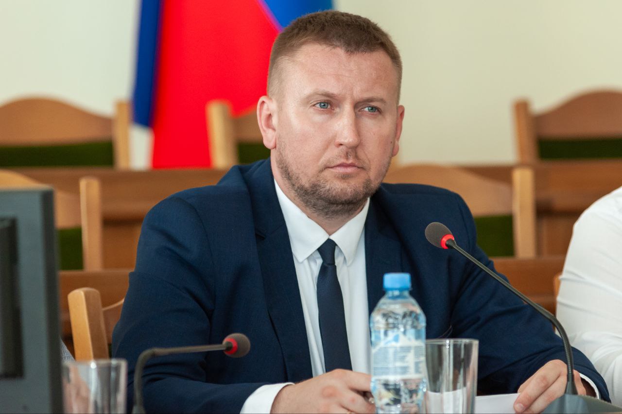 Депутатский корпус на очередном заседании рассмотрит ряд значимых законопроектов Денис Мирошниченко Денис Мирошниченко по итогам заседания Президиума Народного Совета сообщил что в повестку дня ближайшего заседания Парламента вошли проекты законов регулирующие вопросы в области международной экономики муниципальной службы жилищных и трудовых гарантий профилактики вреда от курения повышения плодородия почвы и другие Планируется насыщенное заседание на котором депутатский корпус рассмотрит ряд значимых вопросов Речь идет о трудовых гарантиях для ветеранов боевых действий защите граждан которые жили в помещениях на основании ордеров и утратили помещения в результате боевых действий или чрезвычайных ситуаций снижении квалификационных требований для должностей муниципальной службы расширении перечня общественных мест близ которых ограничено курение и других вопросов сообщил Спикер Парламента