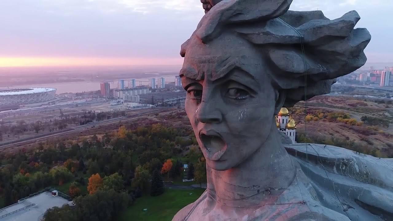Труп мужчины нашли в голове монумента «Родина-мать зовёт!» в Волгограде Погибший — участник экскурсии, которую проводили на территории памятника-ансамбля. Его тело обнаружили в голове монумента, где есть маленькое помещение с деревянным полом-настилом и лавочкой, куда можно попасть через люк. Что стало точной причиной смерти — пока неизвестно. Предварительно, мужчина мог неудачно оступиться и упасть.