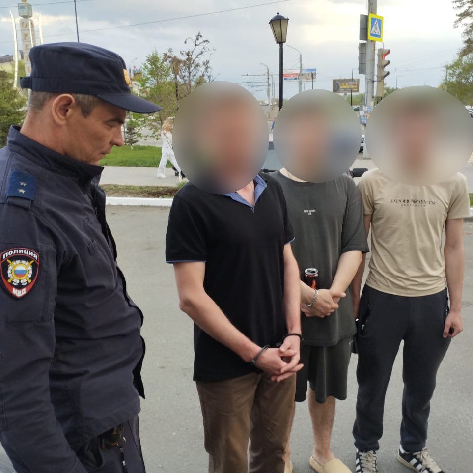 Оренбургская область заняла первое место в статистике наркотической преступности по России Согласно отчёту МВД за первый квартал 2025 года, 24,7% преступлений в Оренбуржье связаны с наркотиками. И это самый высокий показатель по стране. Рост наркотических преступлений по отношению к 2024 году составил 32,3%. При этом сбыт вырос на 51,5%, а незаконная пересылка запрещённых веществ - на 312%. Общее количество преступлений за первую четверть 2025 года — 5147. По данным МВД, это на 2,1% меньше, чем год назад. При этом раскрываемость снизилась на 4,5% и составила 67,6%. 39,5% от общего количества составили тяжкие и особо тяжкие преступления - 2035 случаев. Раскрываемость по этой категории - 62,5%. Оренбуржье