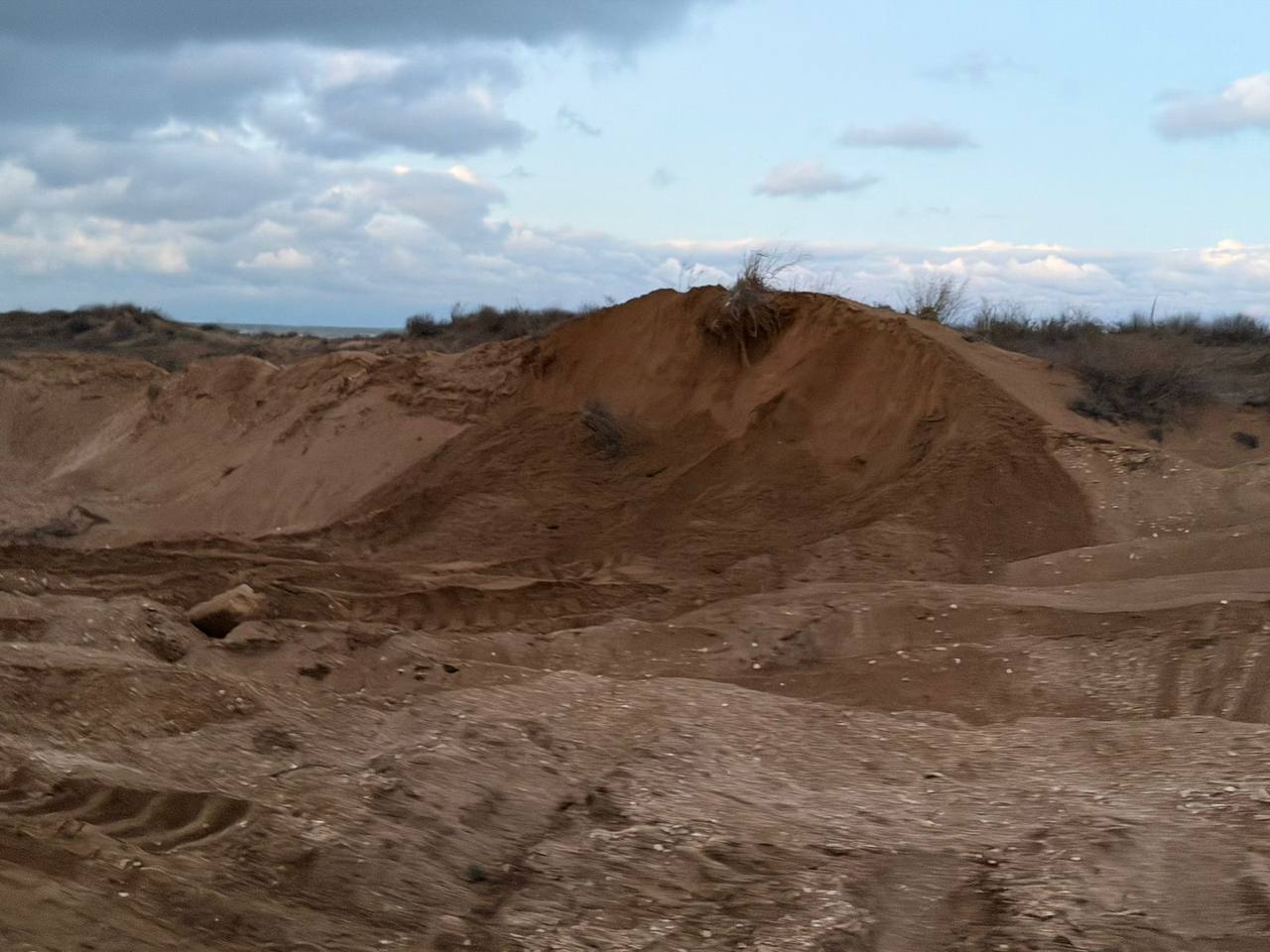 В Дагестане усилили патрулирование мест незаконной добычи песка на время новогодних каникул Специалисты Управления государственного геологического надзора Минприроды Дагестана обследовали территории в Каякентском и Дербентском районах В ходе рейда был обнаружен незаконный вывоз песка Сейчас ведется работа по установлению и привлечению к ответственности виновных Фото Минприроды РД